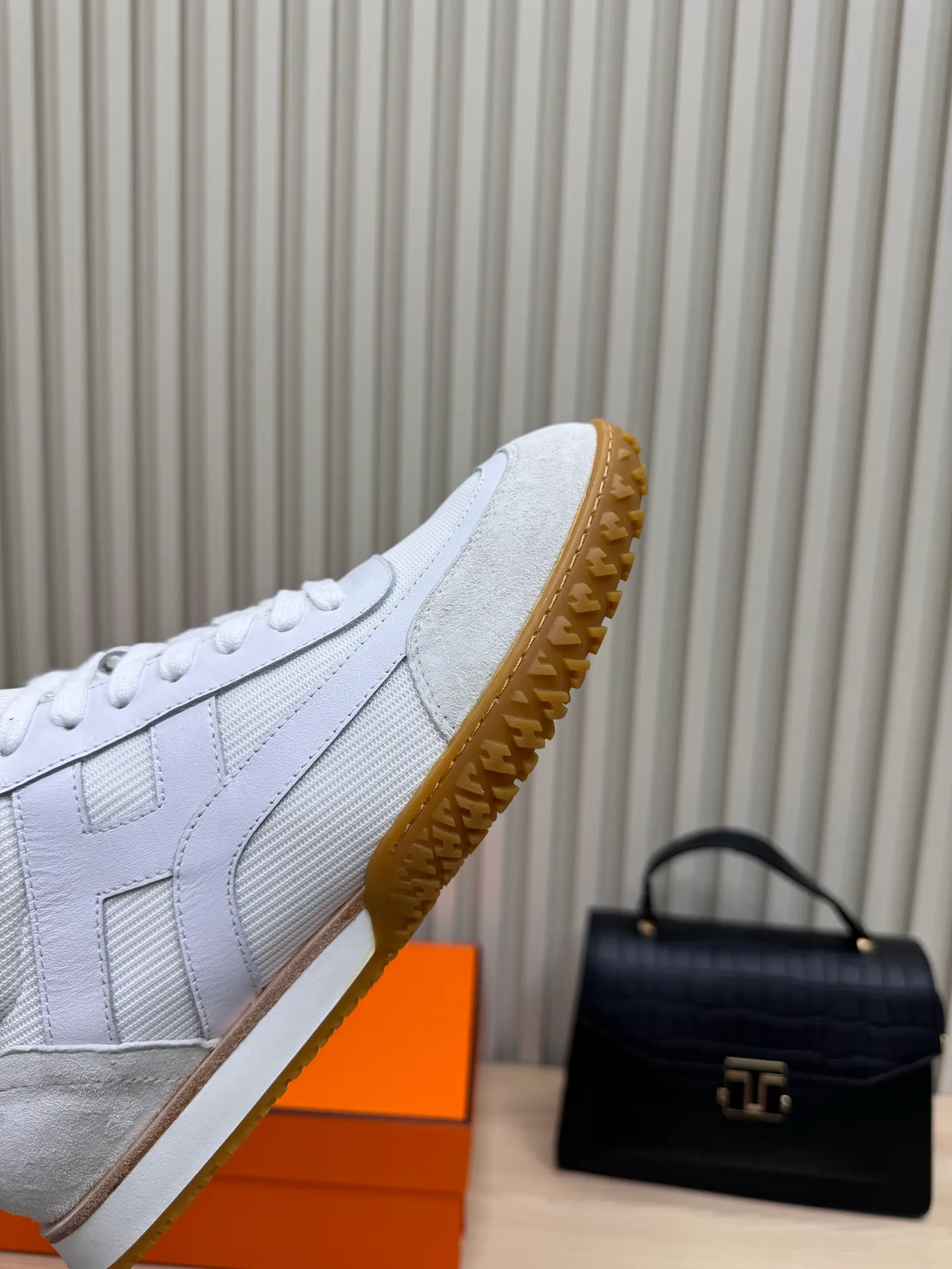 👟👟Ex-factory price 600👟👟 Hermes / Top version #couple style 24ss casual sneakers Suede goatskin sneakers decorated with contrasting patterns and iconic "H" details, beautifully packaged at the delivery counter🛍📦 Fabric: suede + down cloth Lining: mixed sheep lining Outsole: original TPU Bottom thickness: 2CM Size: 35-45